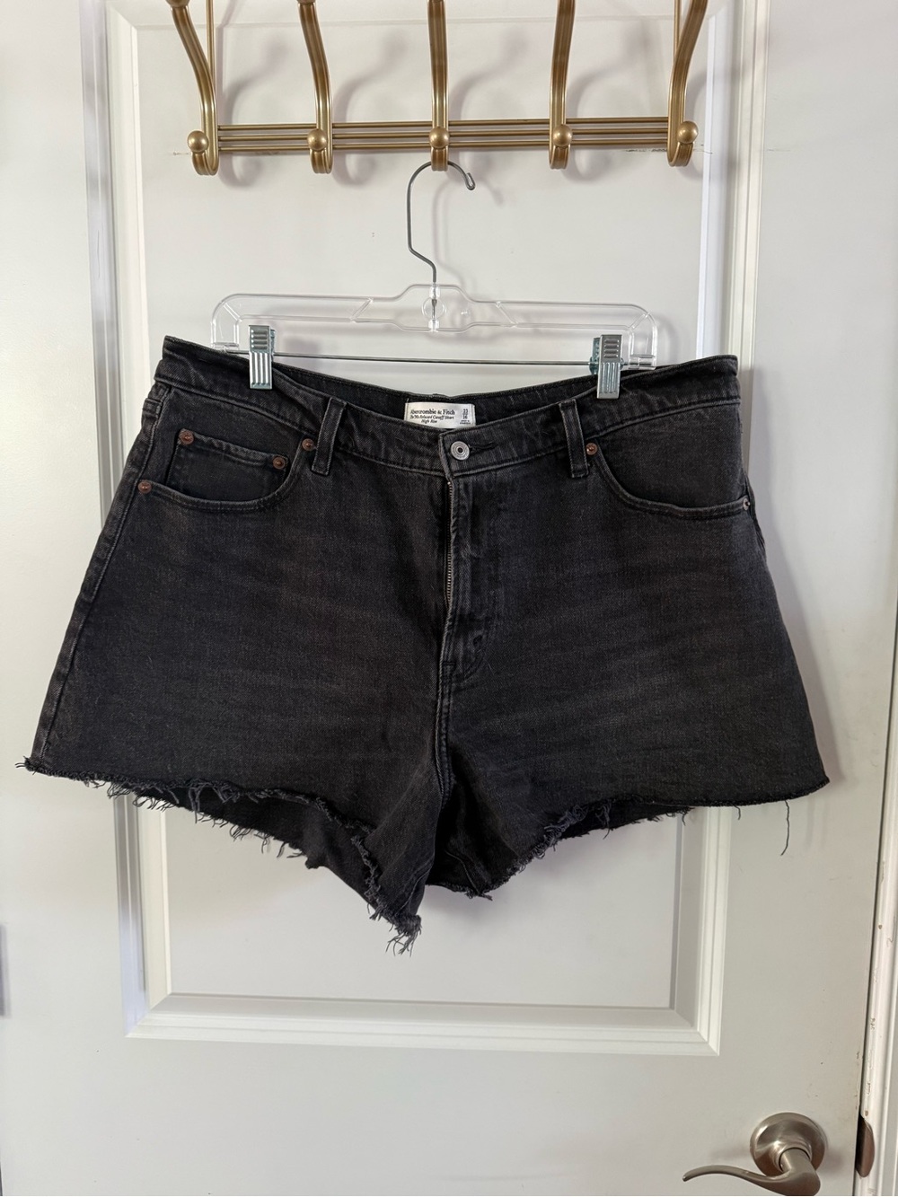 Abercrombie & Fitch Black 90s relaxed cutoff high rise short Curve Love 33/16